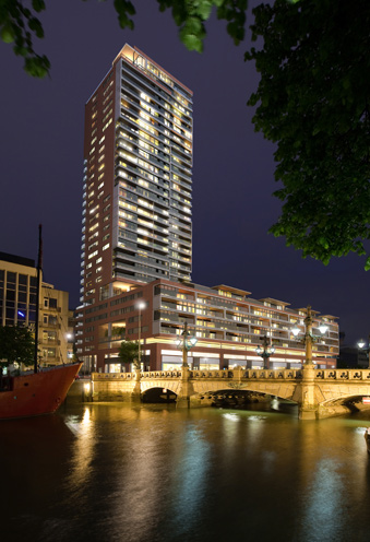 Appartementencomplex bij nacht